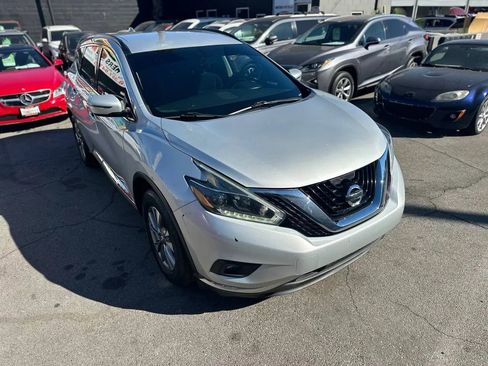 Used 2018 Nissan Murano SV image 2