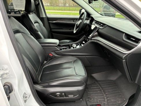 Used 2023 Jeep Grand Cherokee Limited w/ Black Appearance Package AWD/4WD image 13
