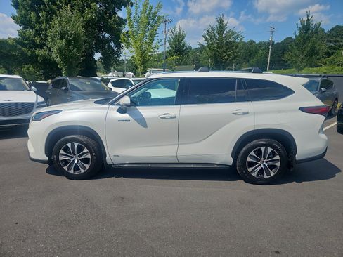 Used 2021 Toyota Highlander XLE AWD/4WD image 7
