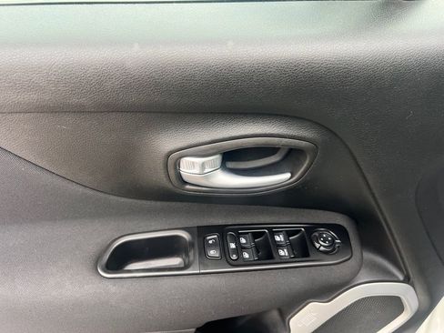 Used 2020 Jeep Renegade Latitude w/ Cold Weather Group image 10