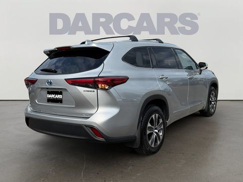 Used 2022 Toyota Highlander XLE AWD/4WD image 5