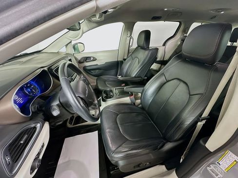 Used 2018 Chrysler Pacifica Touring-L Plus w/ Tire & Wheel Group image 22