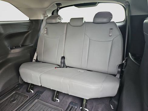 Used 2025 Toyota Sienna XLE FWD image 24