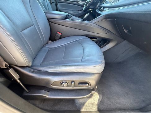 Used 2020 Buick Enclave Essence image 12