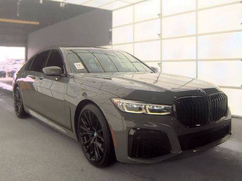 Used 2022 BMW 740i w/ M Sport Package RWD image 3