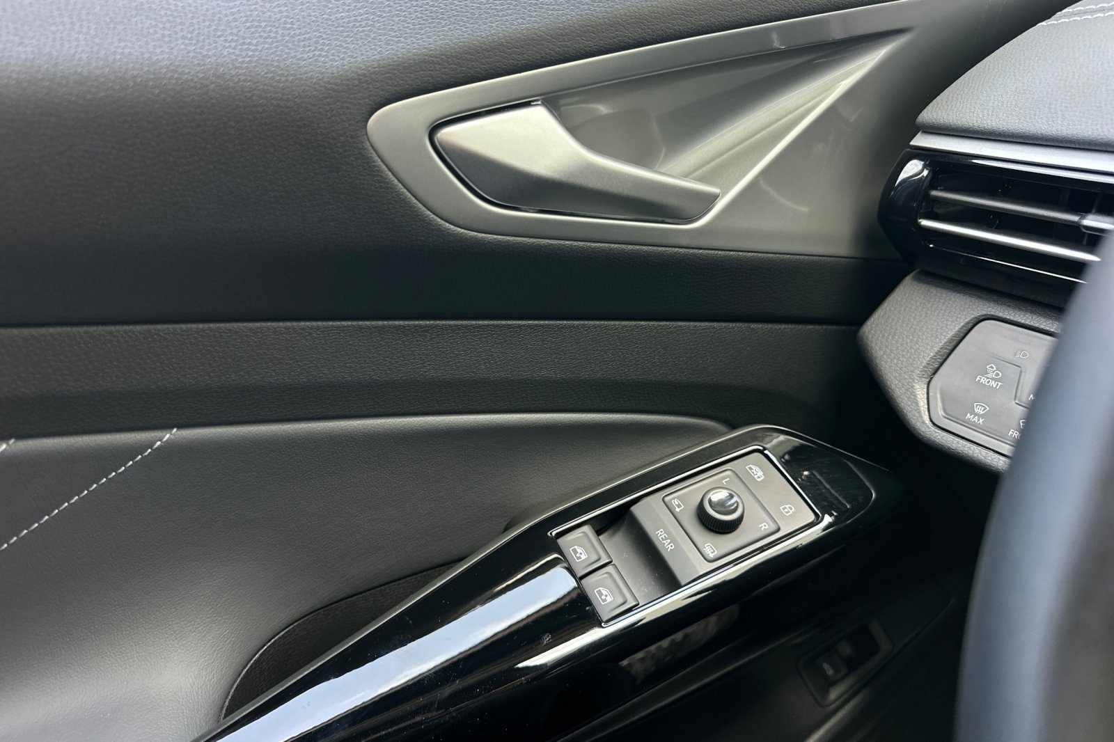 New 2026 Volkswagen ID.4 Pro S Plus AWD/4WD image 9