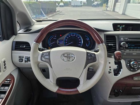 Used 2014 Toyota Sienna Limited image 20