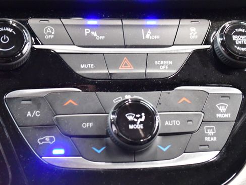 Used 2023 Chrysler Pacifica Touring-L FWD image 30