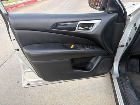 Used 2019 Nissan Pathfinder SV FWD image 12