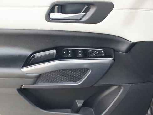 Used 2024 Nissan Pathfinder SL image 17