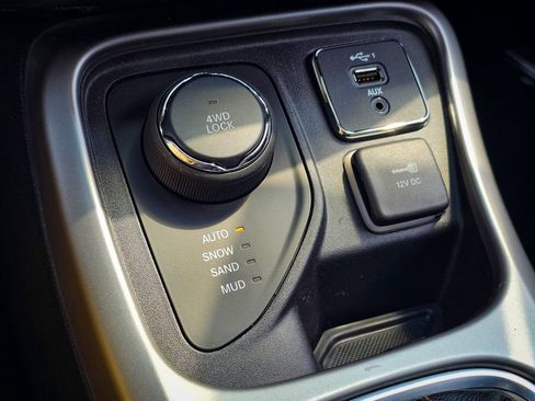 Used 2020 Jeep Compass Latitude AWD/4WD image 24