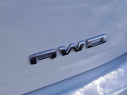 Used 2024 GMC Terrain SLE image 8