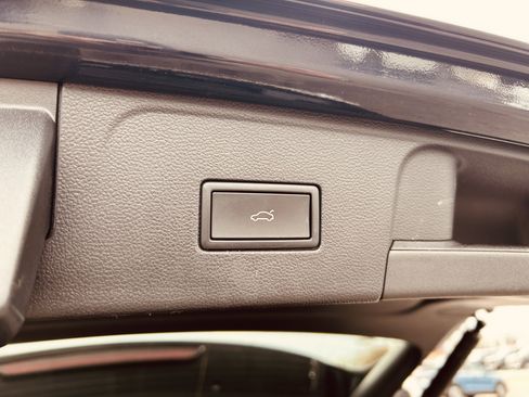 Certified 2025 Volkswagen Atlas Peak Edition SE image 31