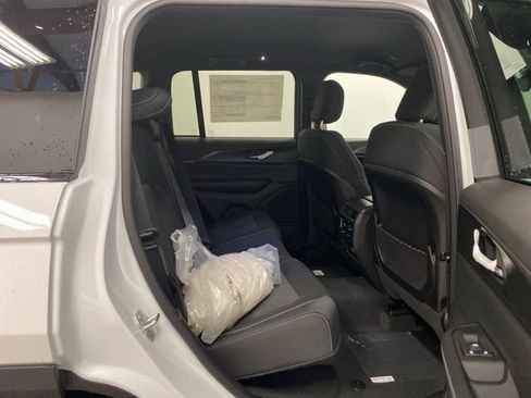 Used 2025 Jeep Grand Cherokee Laredo image 24