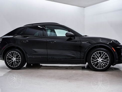 Certified 2025 Porsche Macan Electric image 9