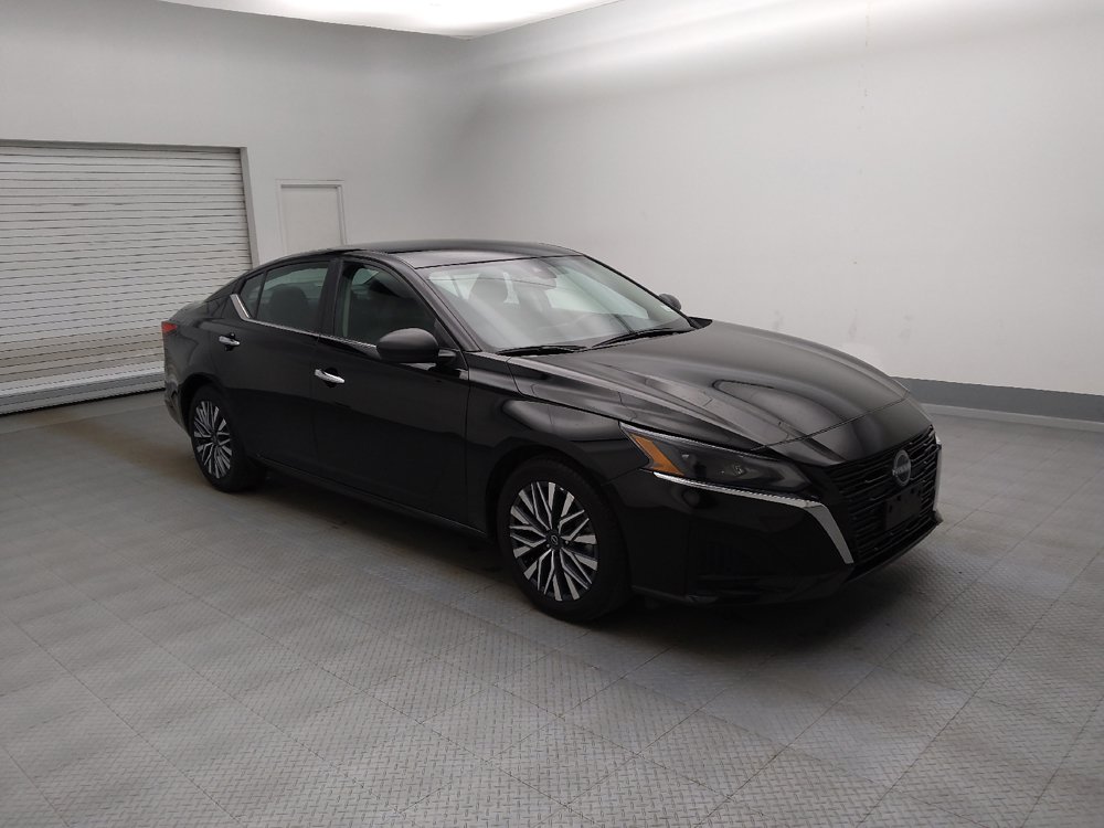 Used 2025 Nissan Altima 2.5 SV FWD image 11