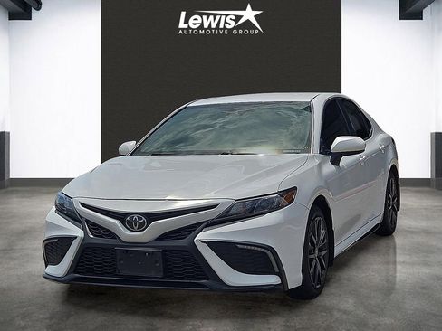 Used 2024 Toyota Camry SE FWD image 1