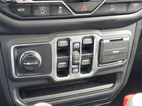 Used 2019 Jeep Wrangler Unlimited Sahara image 26