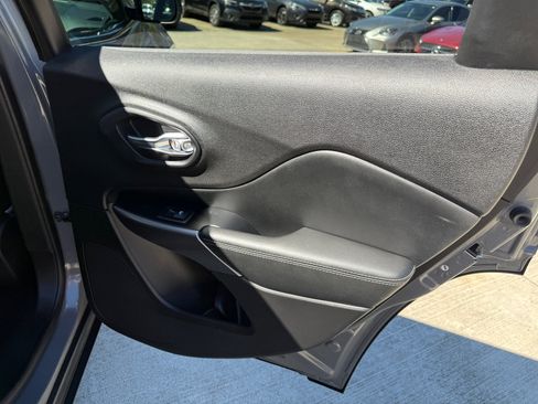 Used 2019 Jeep Cherokee Limited w/ Luxury Group image 25