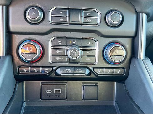 Used 2023 Chevrolet Suburban Premier image 17