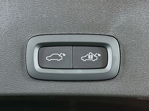 Used 2025 Volvo XC40 B5 Plus image 31