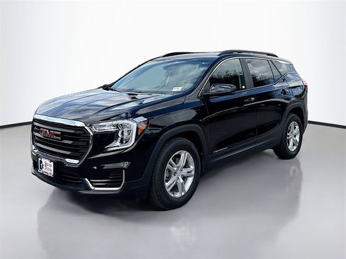 Used 2024 GMC Terrain SLE w/ Driver Convenience Package image 3