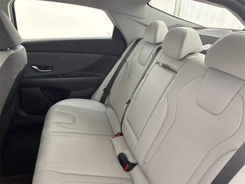 Used 2024 Hyundai Elantra Limited image 18