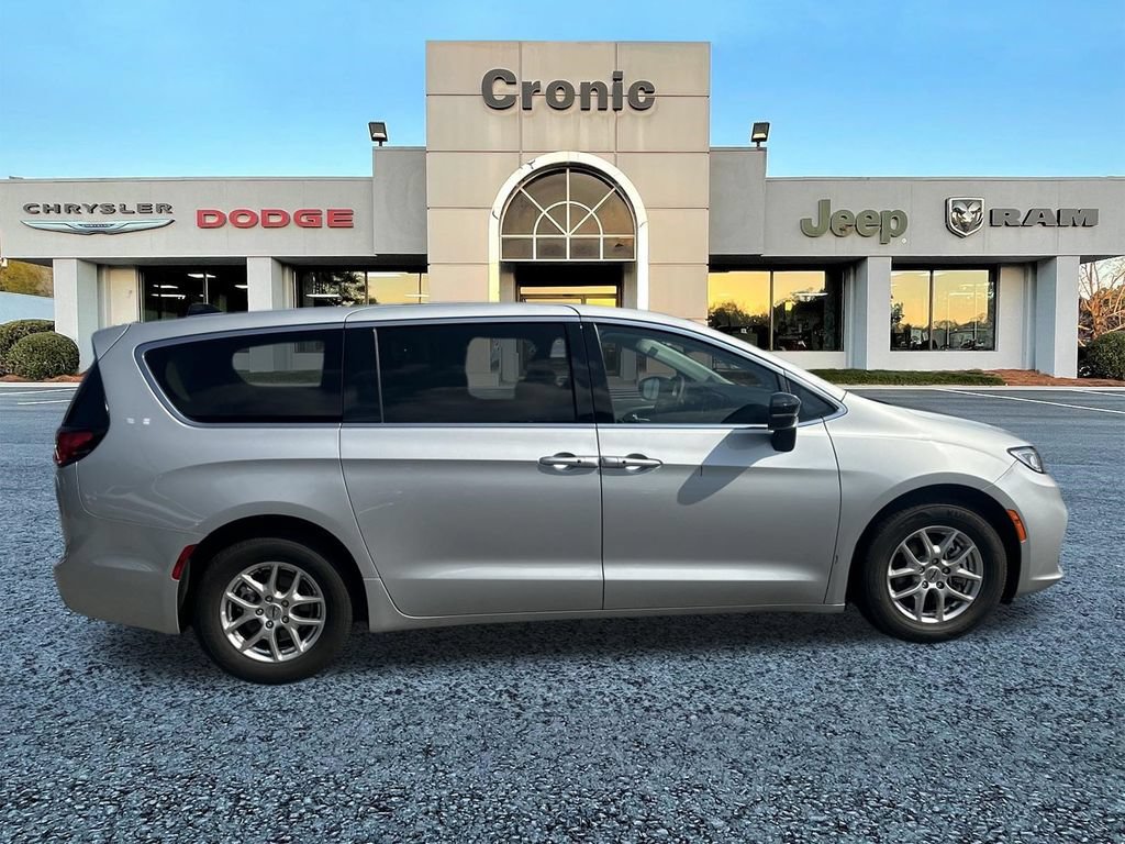 Used 2024 Chrysler Pacifica Touring-L FWD image 2
