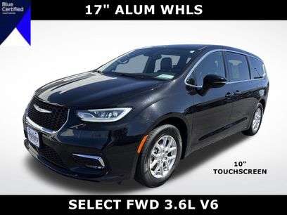 Used 2025 Chrysler Pacifica Select