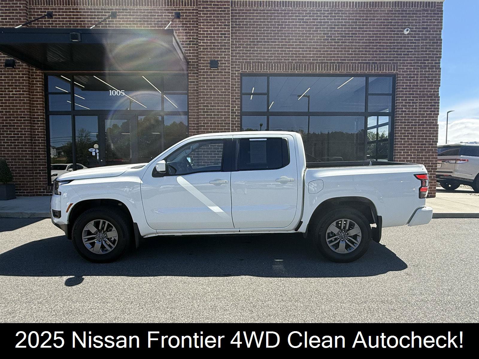 Used 2025 Nissan Frontier SV AWD/4WD image 3