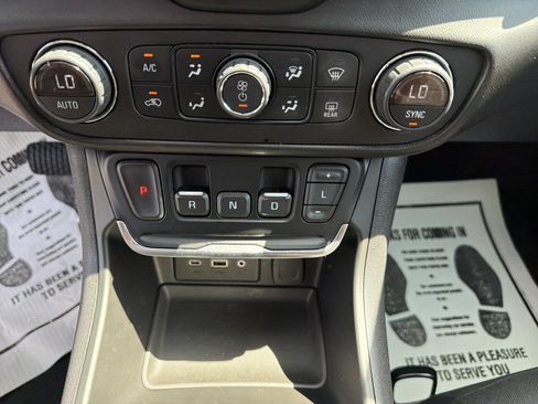 Used 2021 GMC Terrain SLE w/ Driver Convenience Package AWD/4WD image 21