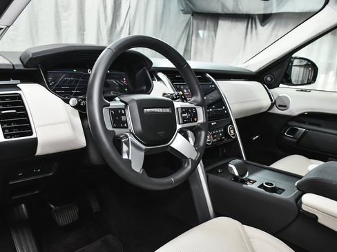 Used 2025 Land Rover Discovery S image 21