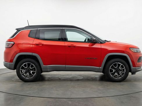 Used 2025 Jeep Compass Trailhawk image 11