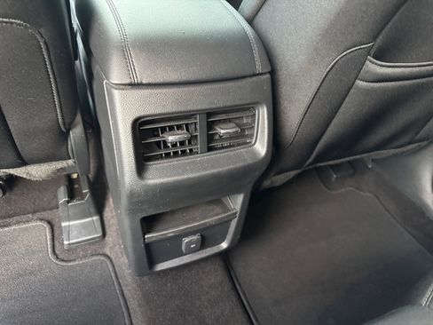 Used 2020 Ford Edge SE image 25