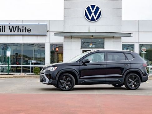 New 2026 Volkswagen Taos SE FWD image 1