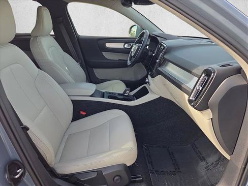 Used 2021 Volvo XC40 T4 Momentum FWD image 27
