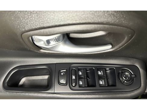 Used 2018 Jeep Renegade Altitude FWD image 33