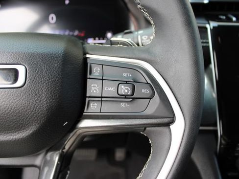 Used 2023 Jeep Grand Cherokee Laredo AWD/4WD image 14