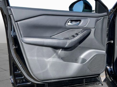 Used 2025 Nissan Rogue SV FWD image 22