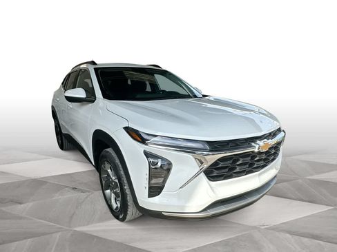 Used 2025 Chevrolet Trax LT w/ LT Convenience Package FWD image 2