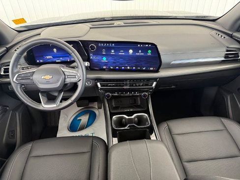Used 2025 Chevrolet Traverse LT FWD image 3