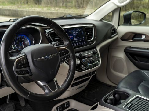 Used 2019 Chrysler Pacifica Touring-L Plus w/ Advanced Safetytec Group image 16