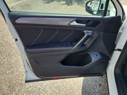 Used 2024 Volkswagen Tiguan SE image 10