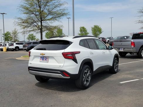 Used 2025 Chevrolet Trax LT w/ Sunroof Package image 5