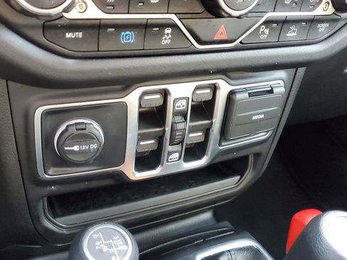 Used 2025 Jeep Wrangler Unlimited Sahara w/ Safety Group AWD/4WD image 31