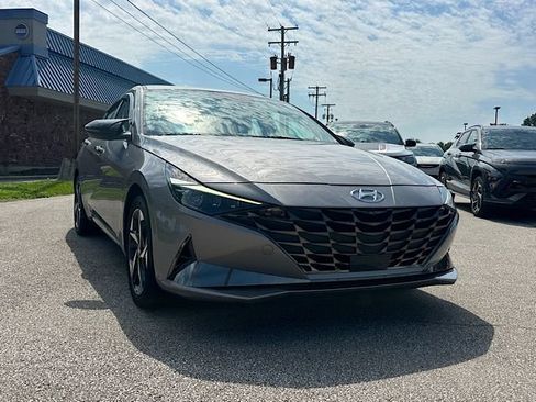 Used 2022 Hyundai Elantra Limited w/ Cargo Package FWD image 9