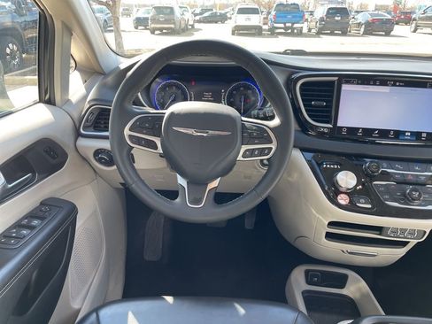 Used 2023 Chrysler Pacifica Touring-L image 12