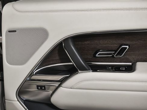 Used 2023 Land Rover Range Rover SE image 16