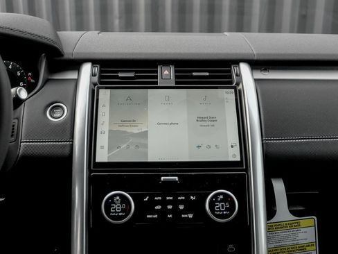 Used 2025 Land Rover Discovery Dynamic SE image 18