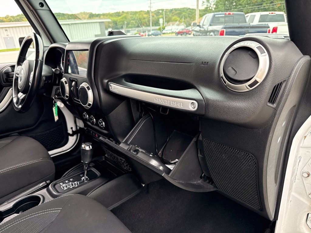 Used 2018 Jeep Wrangler Unlimited Sahara w/ Connectivity Group AWD/4WD image 46